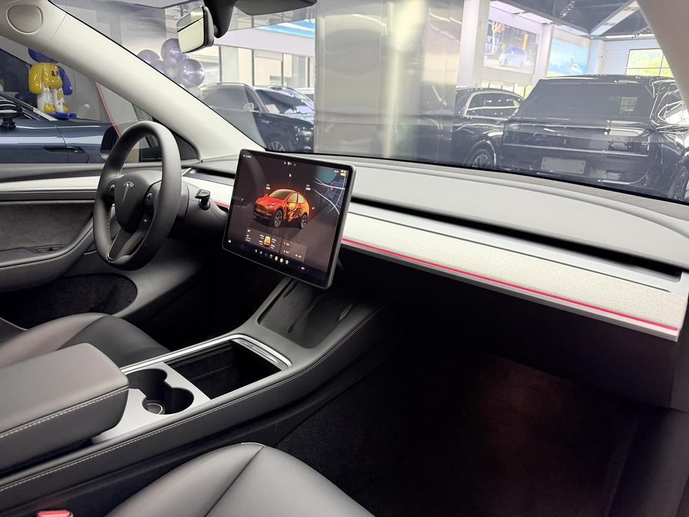 Tesla Model Y 2023 immagine di auto #10