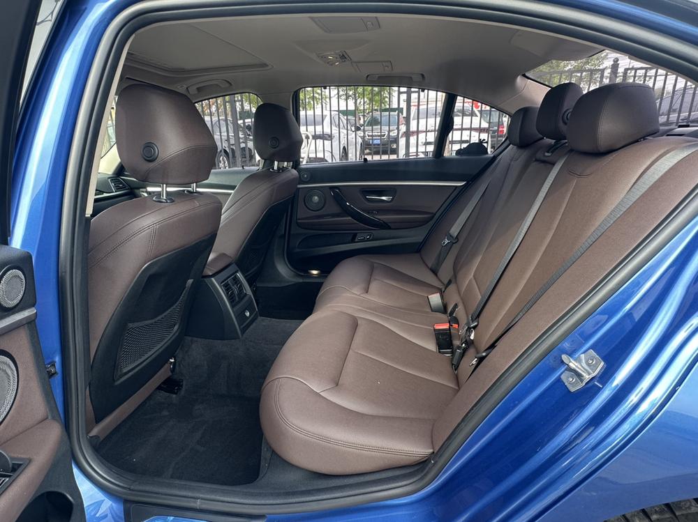 BMW 3 Series 2018 صورة سيارة #12