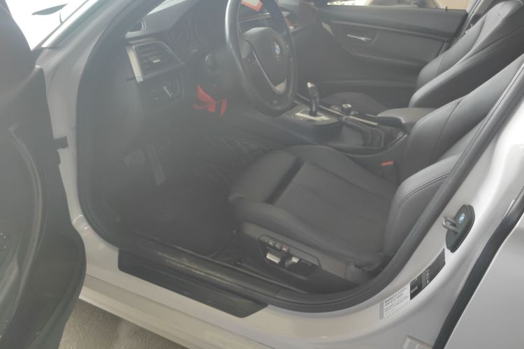 BMW 3 Series 2018 car image #16