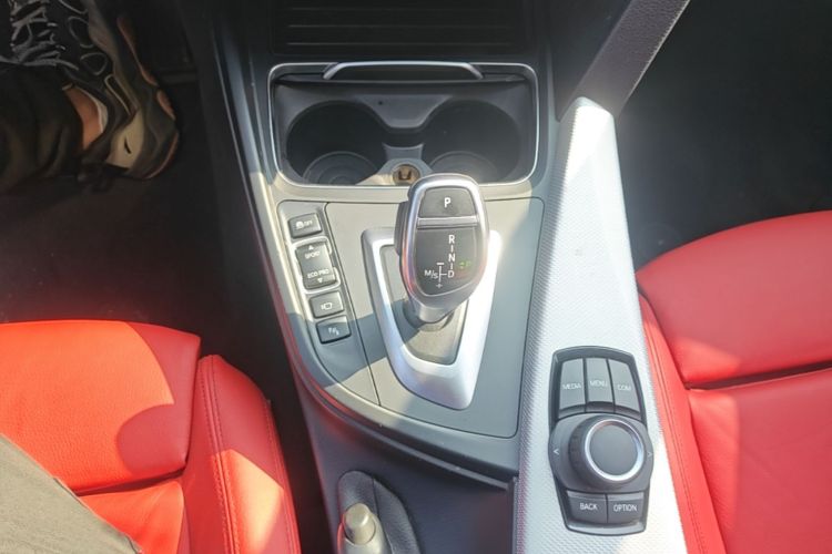 BMW 3 Series 2018 صورة سيارة #14