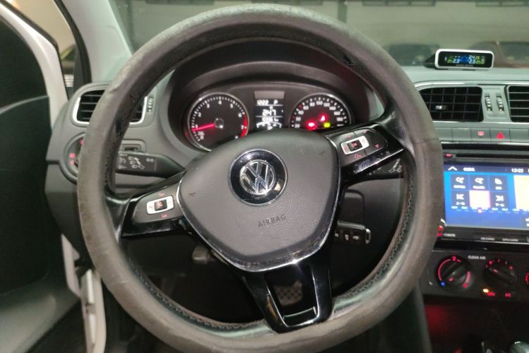 Volkswagen Polo 2016 car image #15
