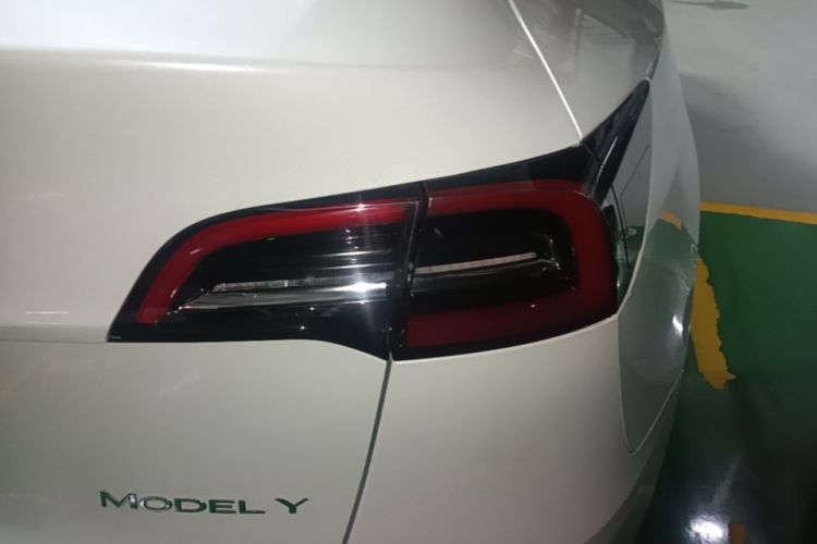 Tesla Model Y 2023 car image #8
