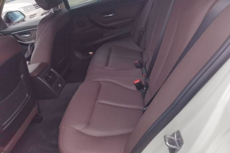 BMW 3 Series 2019 car image #17