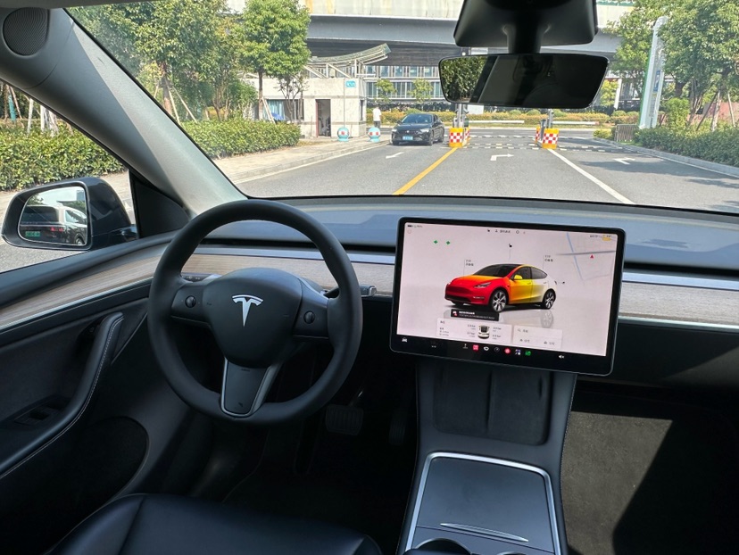 Tesla Model Y 2022 صورة سيارة #12