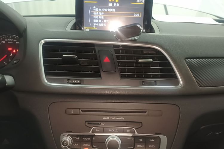 Audi Q3 2016 car image #13