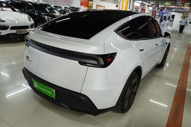 Tesla Model Y 2026 immagine di auto #7