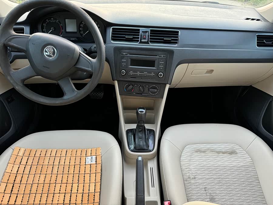 Skoda Rapid 2013 imagen de coche #13
