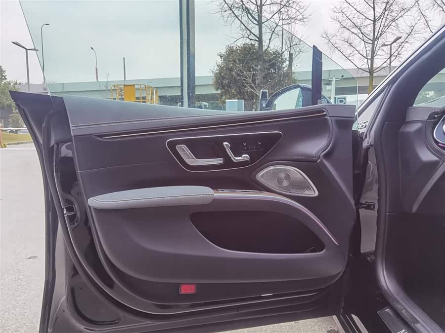 Mercedes-Benz EQS Class car image #13