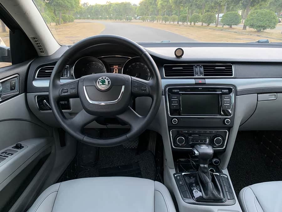Skoda Superb 2011 صورة سيارة #13