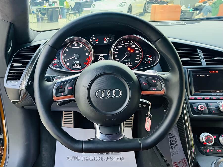 Audi R8 2012 car image #13