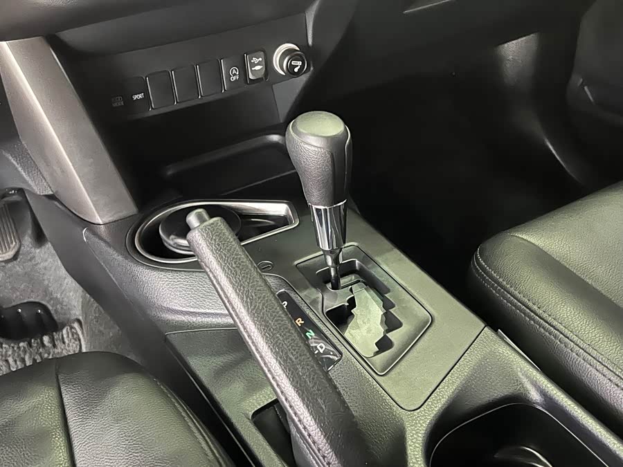 Toyota RAV4 2019 car image #13