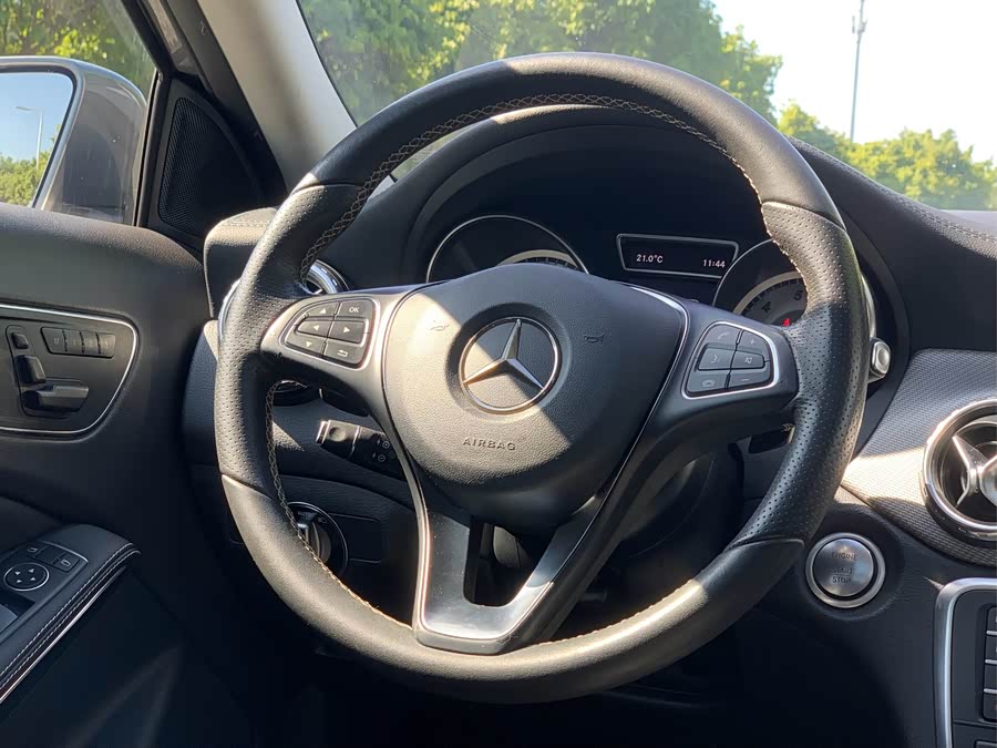 Mercedes-Benz GLA Class 2017 immagine di auto #13