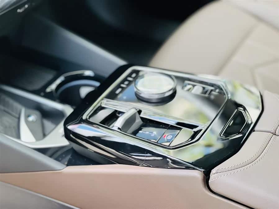 BMW i5 2024 immagine di auto #13