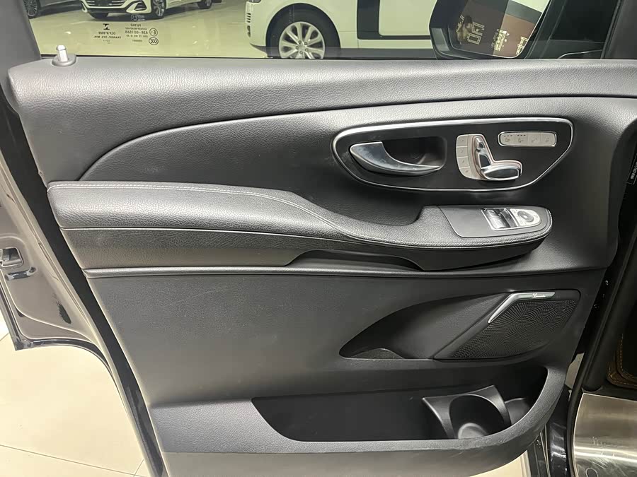 Mercedes-Benz V Class 2018 immagine di auto #13