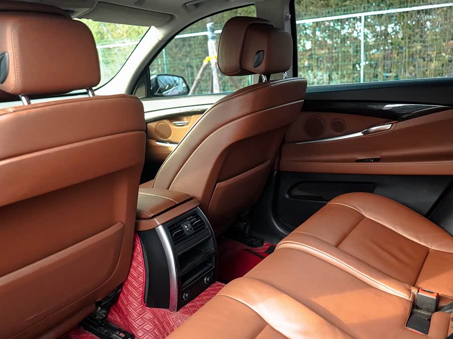 BMW 5 Series GT 2012 immagine di auto #13