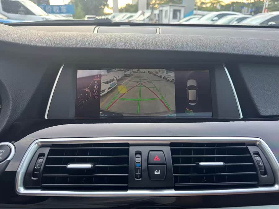 BMW 5 Series GT 2015 immagine di auto #13