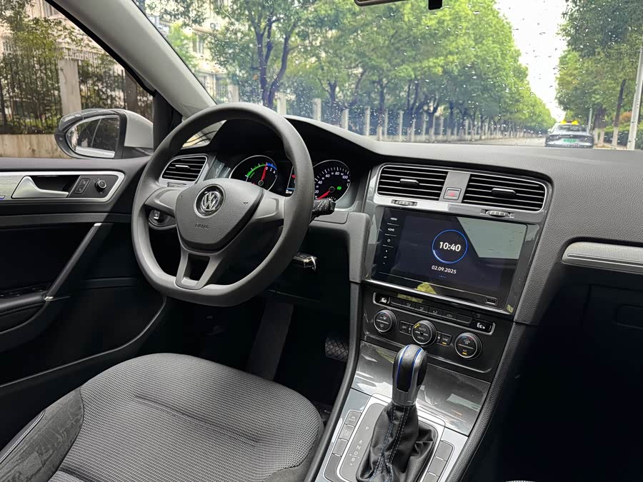 Volkswagen Golf Pure Electric 2021 car image #13