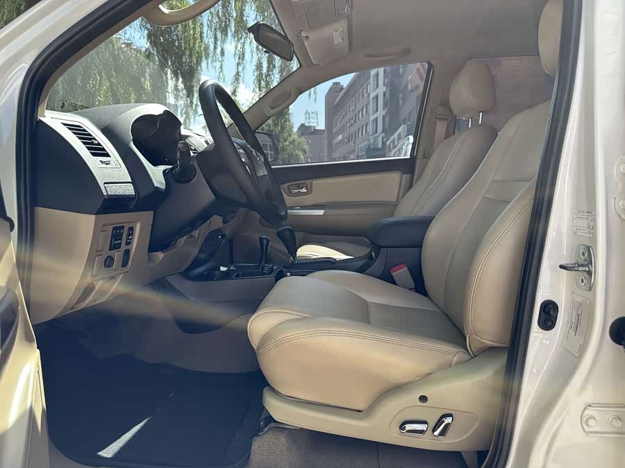 Toyota Fortuner 2016 immagine di auto #13