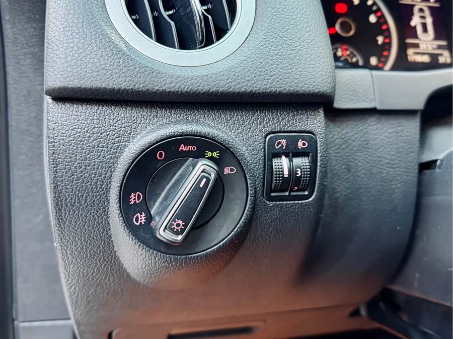 Volkswagen Tiguan 2015 car image #13