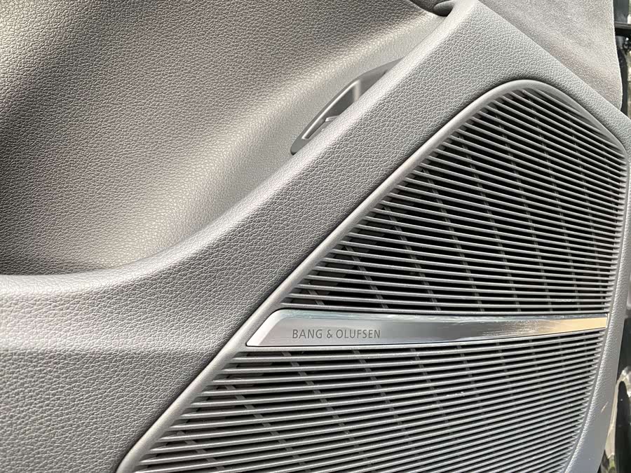 Audi SQ7 2025 car image #13