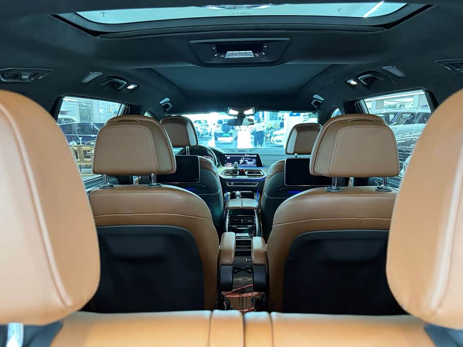 BMW X7 2020 car image #13