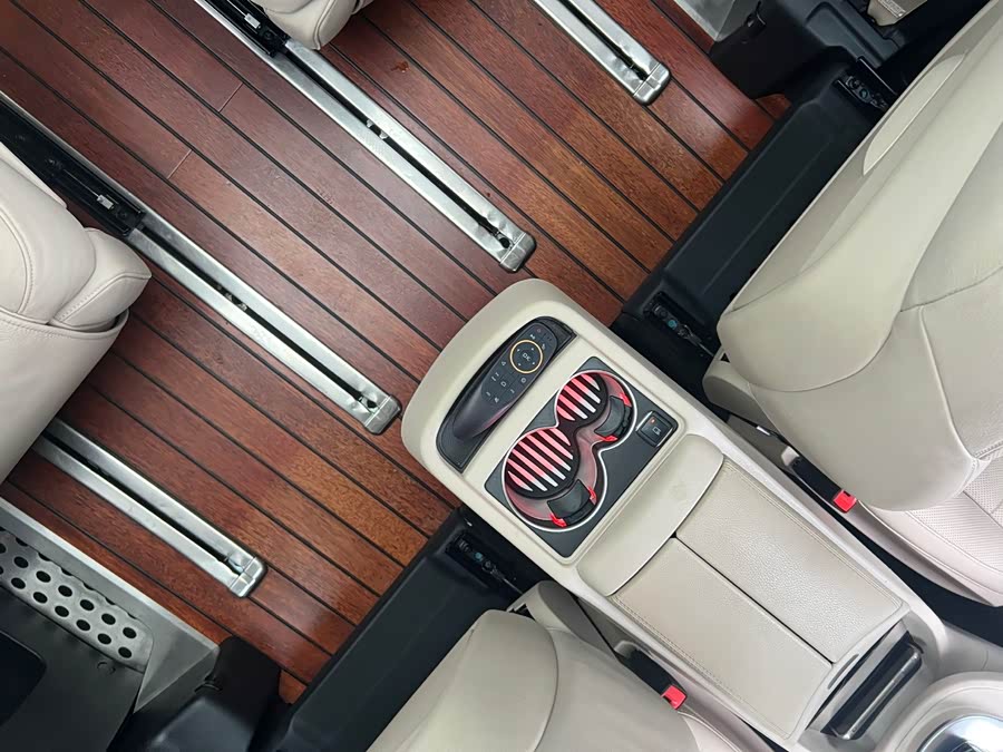 Mercedes-Benz V Class 2019 #13 Mercedes-Benz V Class 2019 car image #13