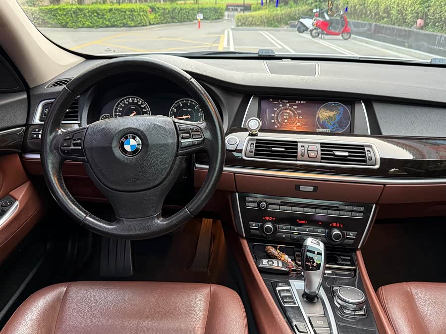 BMW 5 Series GT 2015 immagine di auto #13