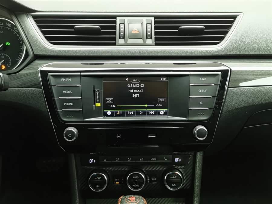 Skoda Superb 2016 car image #13
