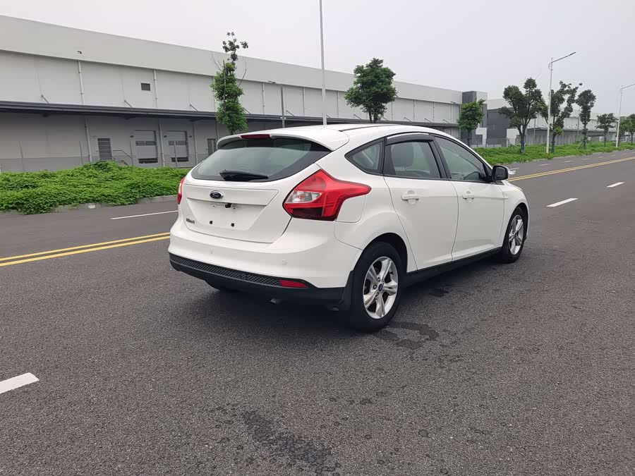 Ford Focus 2013 car image #13