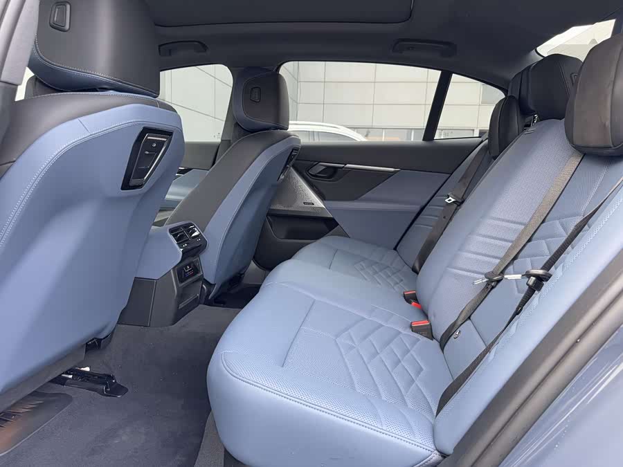 BMW i5 2024 immagine di auto #13