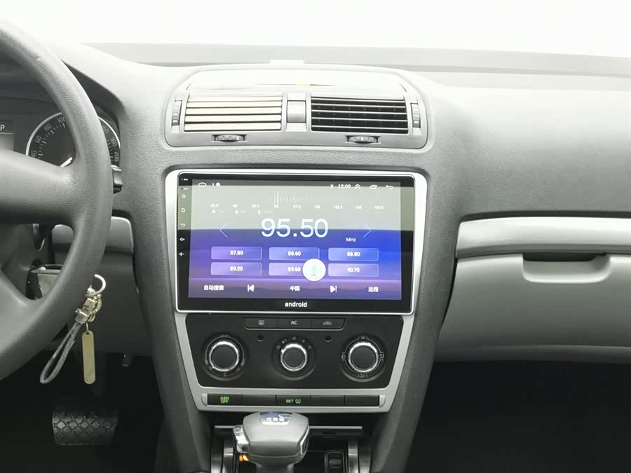 Skoda Octavia 2010 car image #13