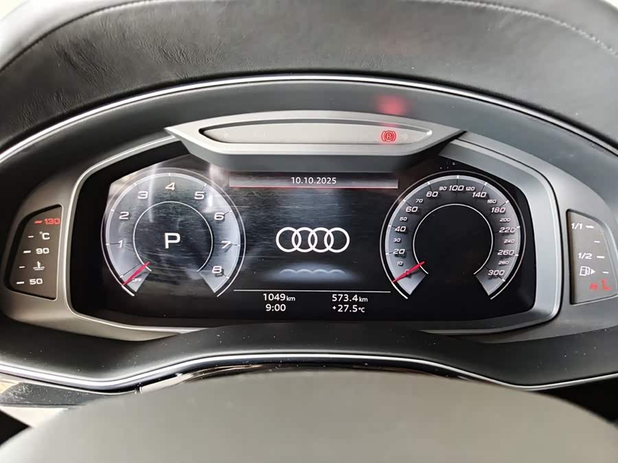 Audi SQ7 2024 car image #13