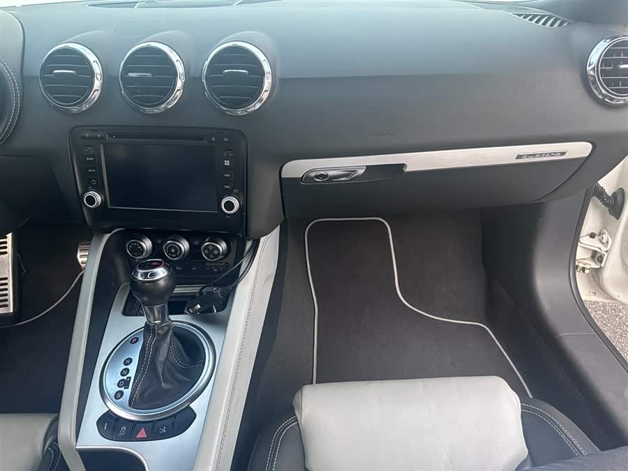 Audi TTS 2011 car image #13