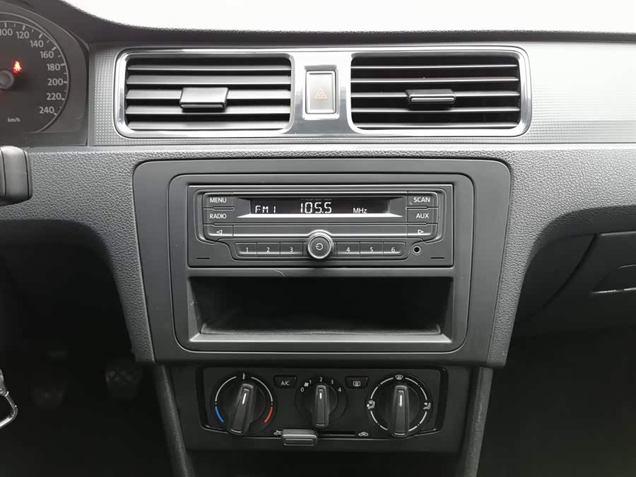 Volkswagen Santana 2013 car image #13