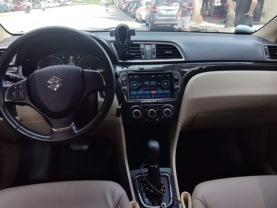 Suzuki Ciaz 2015 изображение автомобиля #13