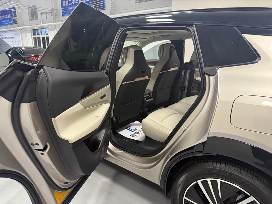 Lynk & Co 08 EM-P 2024 car image #13