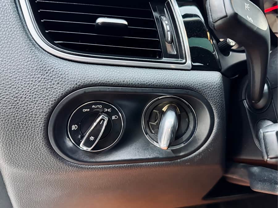 2015 car image #13