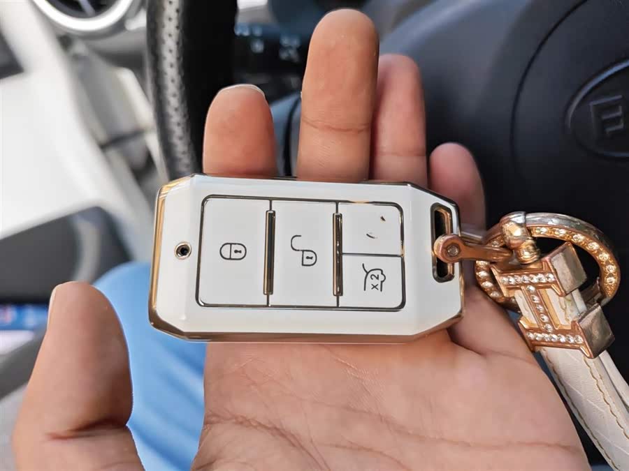 BYD e1 2020 car image #13