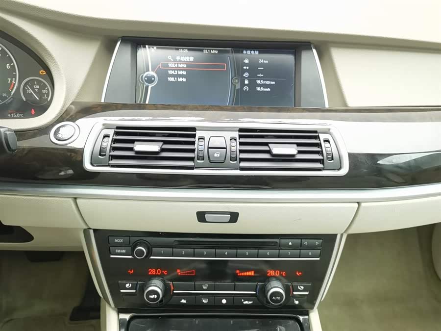 BMW 5 Series GT 2017 immagine di auto #13