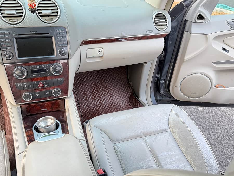 Mercedes-Benz GL Class 2010 car image #13