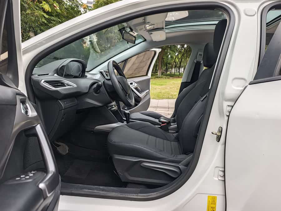 Peugeot 2008 2016 car image #13