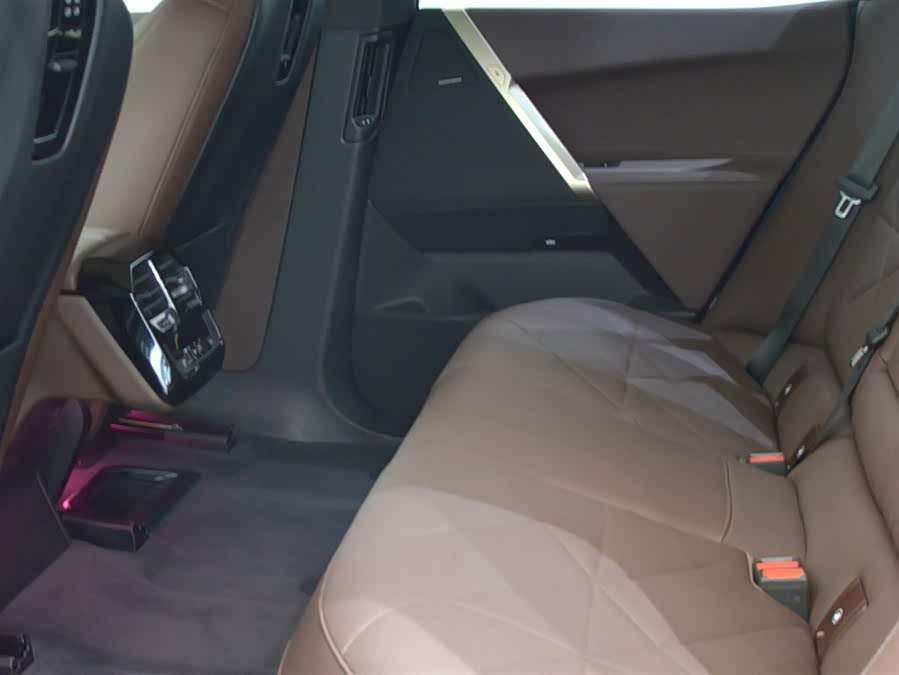 BMW iX 2023 car image #13