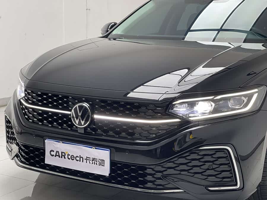 Volkswagen Passat 2022 car image #13