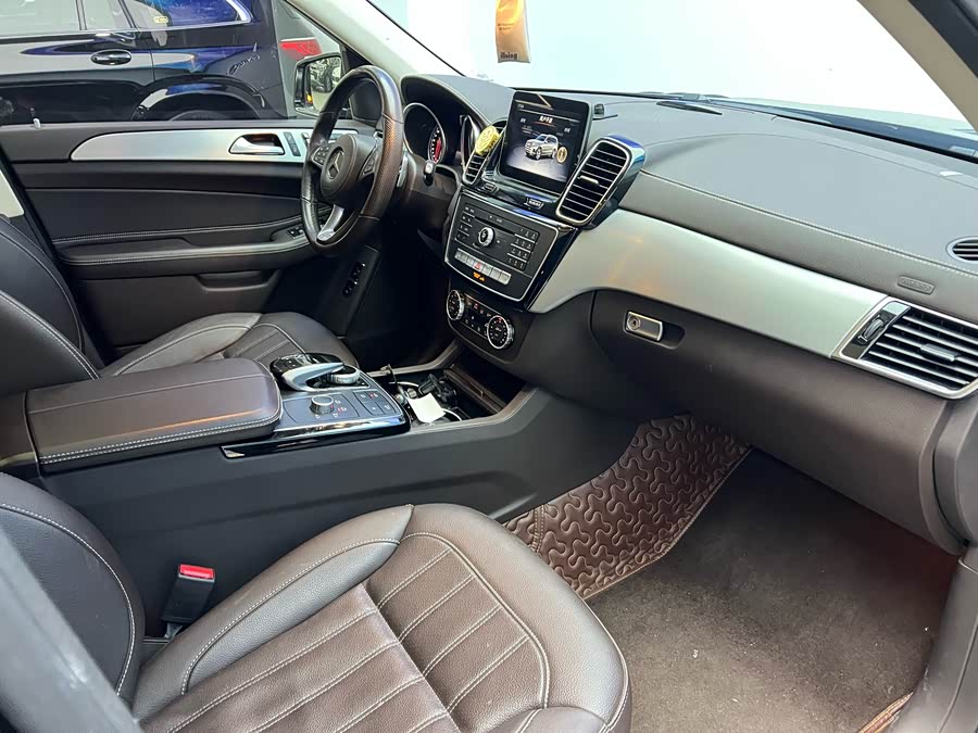 Mercedes-Benz GLS Class 2018 immagine di auto #13