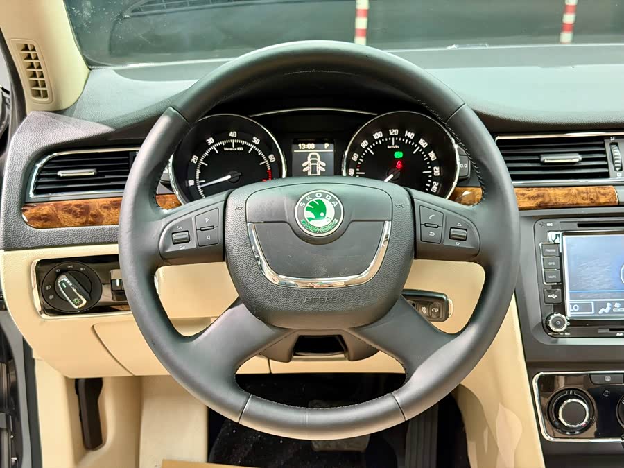 Skoda Superb 2012 car image #13