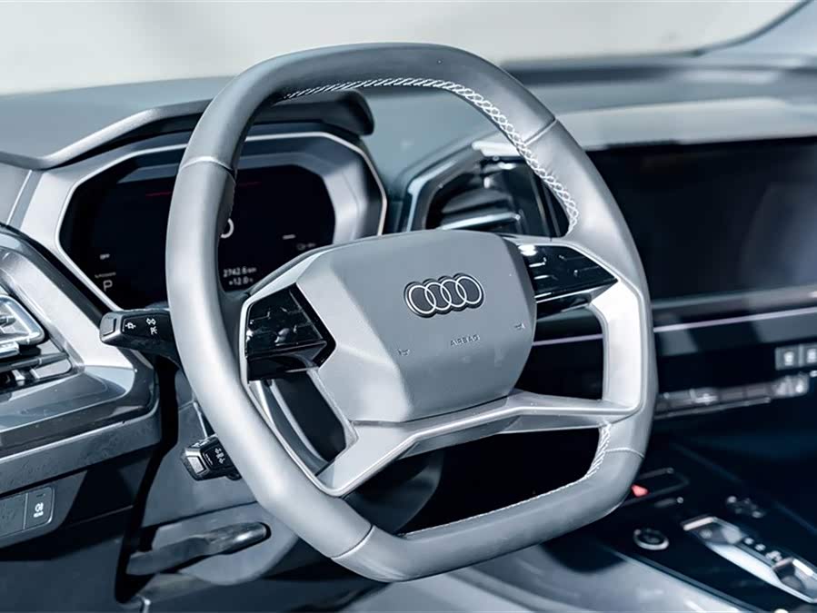 Audi Q4 e-tron 2023 immagine di auto #13