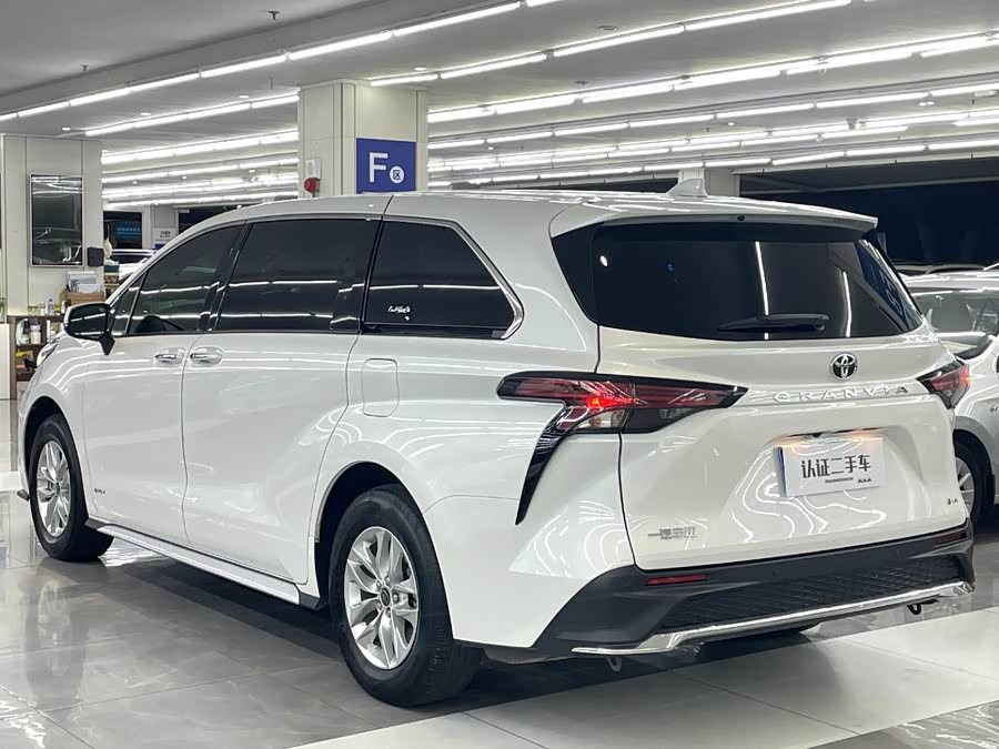 Toyota Granvia 2024 immagine di auto #13