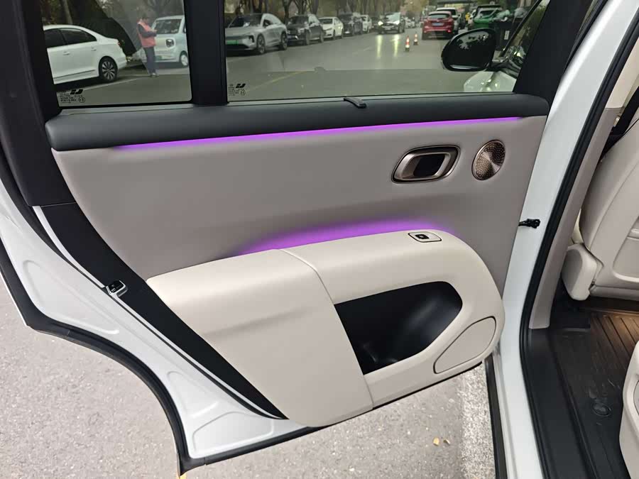 Li i8 2025 image de voiture #13