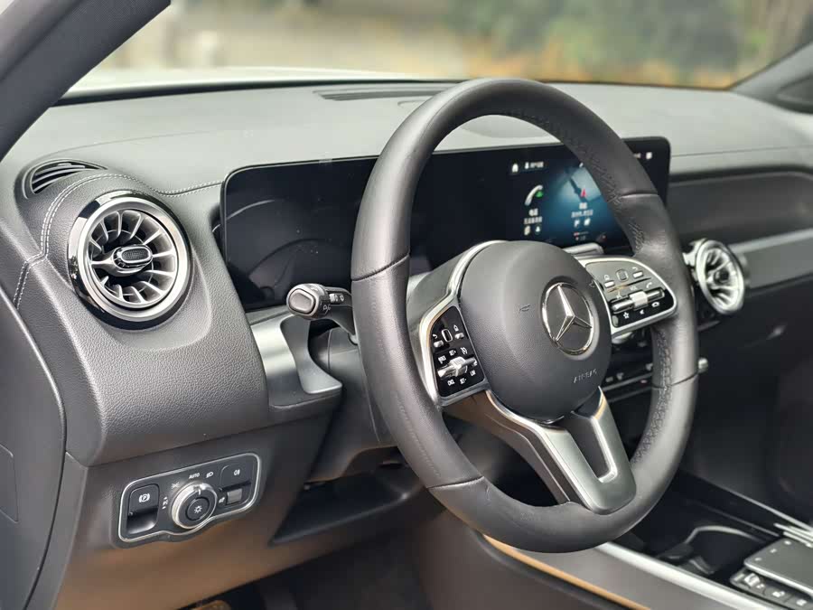 Mercedes-Benz GLB Class 2023 car image #13