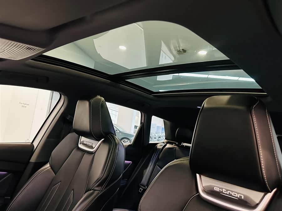 Audi Q4 e-tron 2024 صورة سيارة #13